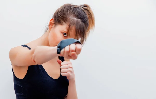 Jeune fille en vêtements de sport fait un coup de pied — Photo