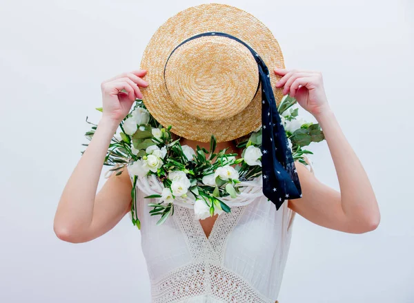 Hermosa mujer con rosas blancas corona sobre fondo blanco — Foto de Stock