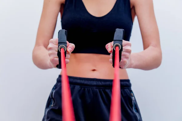 Chica adulta en ropa deportiva con expansor — Foto de Stock