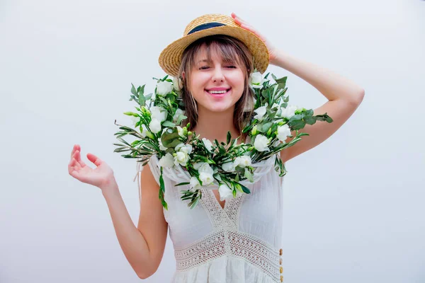 Bella donna con rose bianche ghirlanda su sfondo bianco — Foto Stock