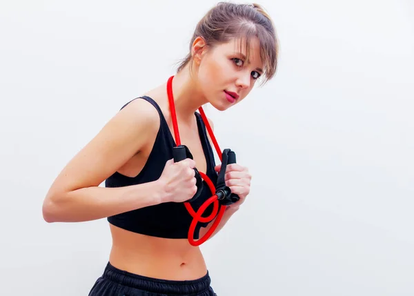 Menina adulta em roupas esportivas com expansor — Fotografia de Stock