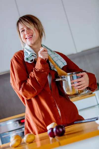 Ama de casa con cocina olla en la cocina . —  Fotos de Stock