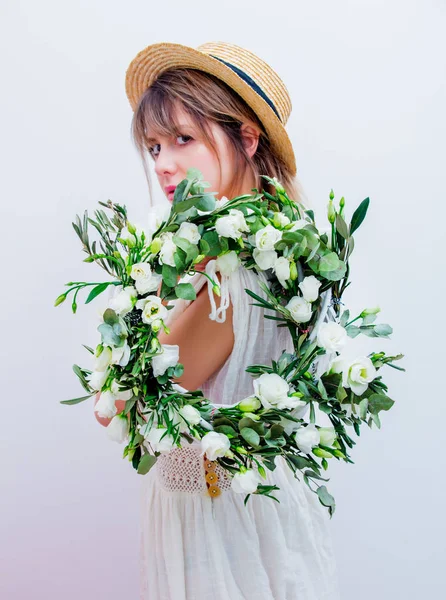 Όμορφη γυναίκα με άσπρα τριαντάφυλλα στεφάνι σε λευκό φόντο — Φωτογραφία Αρχείου