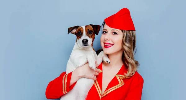 Retrato Una Encantadora Azafata Vintage Con Uniforme Rojo Perro Aislado — Foto de Stock