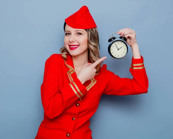 Porträt Einer Charmanten Stewardess Roter Uniform Mit Wecker Isoliert Auf — Stockfoto