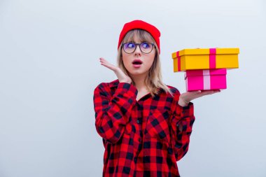 kadın kırmızı bir gömlek ve tatil hediye kutuları tutarak şapka