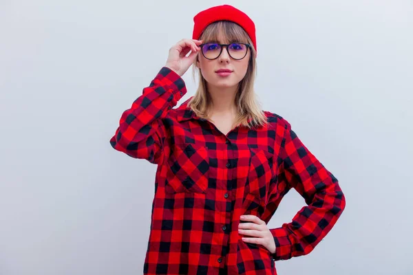 Giovane donna in camicia rossa e cappello con occhiali — Foto Stock