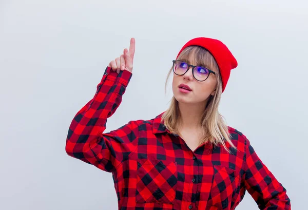 Jovem de camisa vermelha e chapéu com óculos — Fotografia de Stock