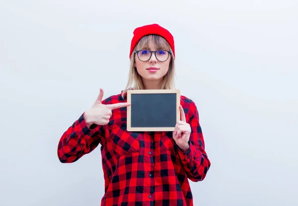 赤いシャツと黒板と帽子の若い女性 — ストック写真