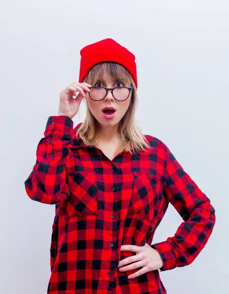 Jovem de camisa vermelha e chapéu com óculos — Fotografia de Stock