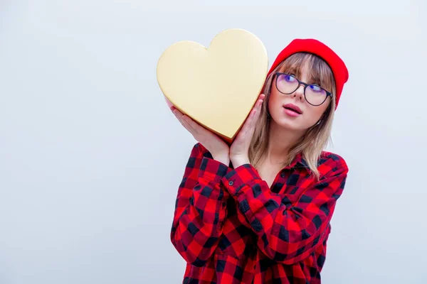 Mujer en camisa roja y sombrero con forma de corazón caja de regalo — Foto de Stock