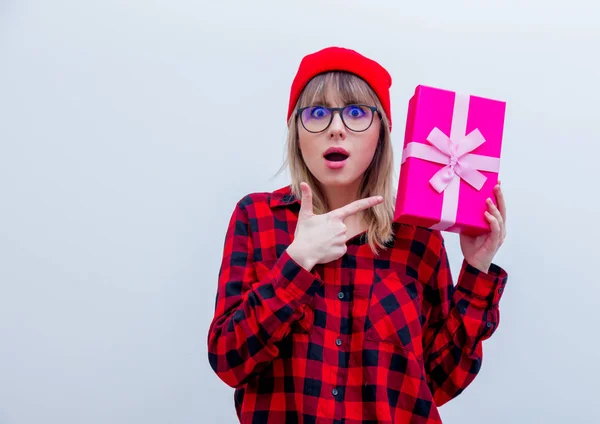 Mujer en camisa roja y sombrero sosteniendo caja de regalo de vacaciones —  Fotos de Stock