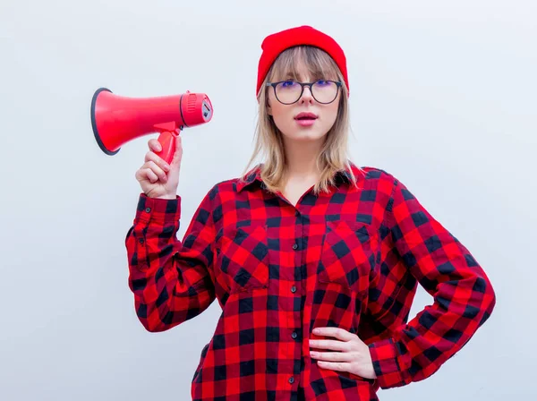 Femme en chemise rouge et chapeau avec grand cri avec mégaphone — Photo