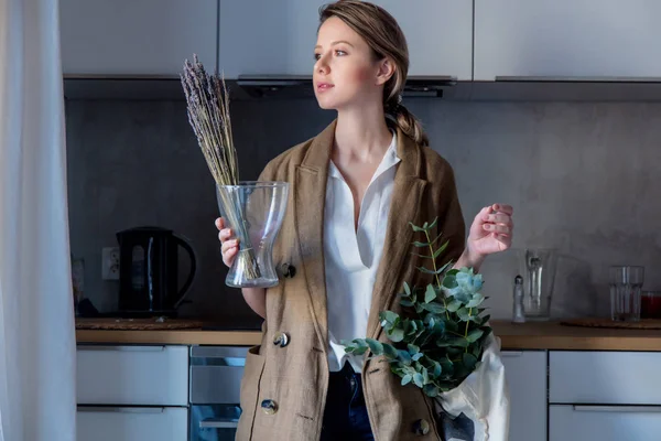 Ragazza che tiene un mazzo di lavanda e una borsa di straccio — Foto Stock