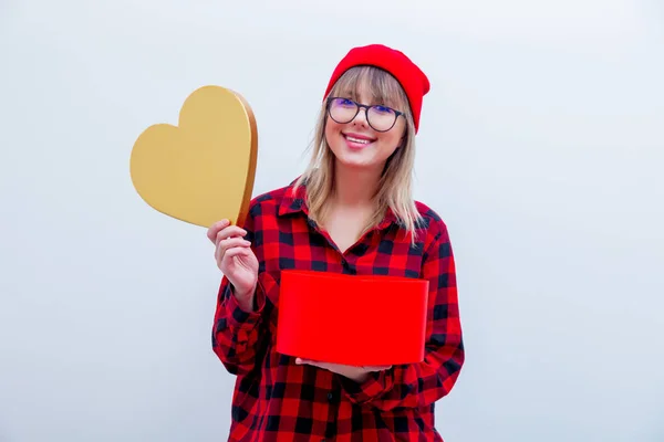 Mujer en camisa roja y sombrero con forma de corazón caja de regalo —  Fotos de Stock
