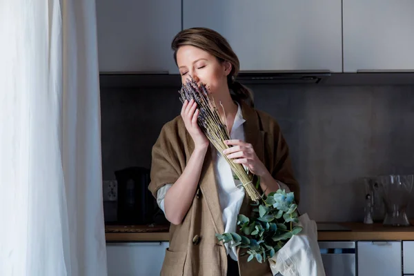 Ragazza che tiene un mazzo di lavanda e una borsa di straccio — Foto Stock