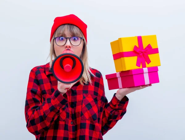 Ragazza con scatole regalo e megafono su sfondo bianco — Foto Stock