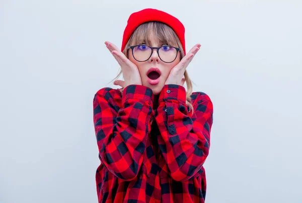 Joven mujer sorprendida en camisa roja y sombrero — Foto de Stock