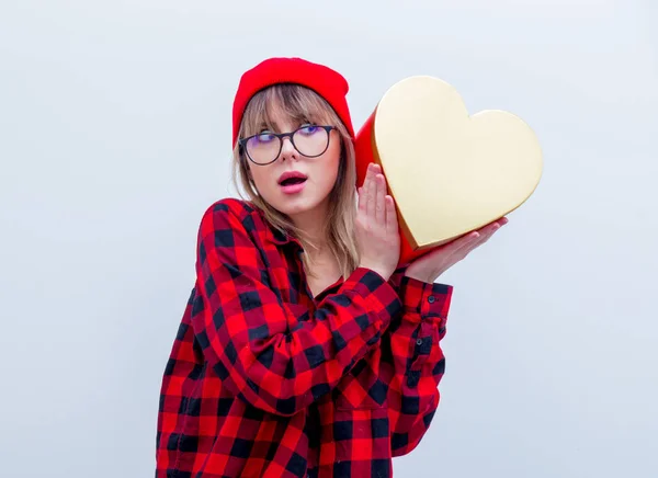 Mujer en camisa roja y sombrero con forma de corazón caja de regalo —  Fotos de Stock