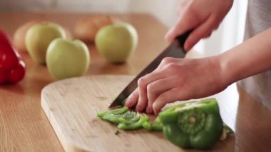 Erkek bir bıçak biber ile mutfak kesilmiş.