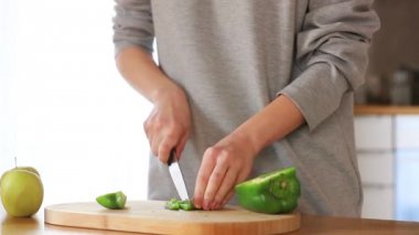 Erkek bir bıçak biber ile mutfak kesilmiş.