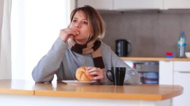 Genç kız topuz fincan kahve ile yemek