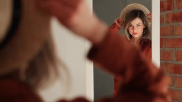Щаслива Молода Жінка Одягається Біля Дзеркала Капелюсі Сонцезахисні Окуляри Піджак — стокове відео
