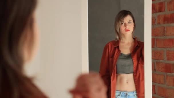 Mujer yound feliz vestirse cerca del espejo — Vídeos de Stock