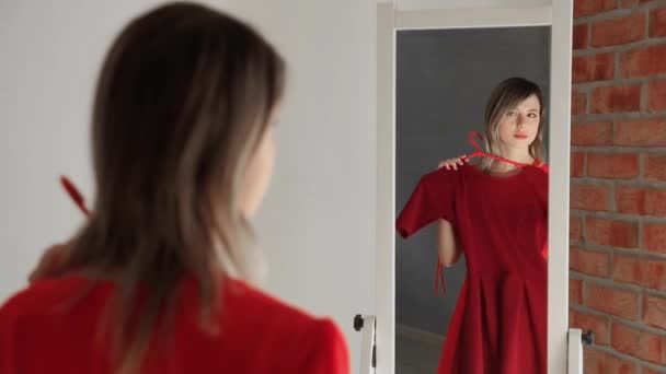 Mujer yound feliz vestirse cerca del espejo — Vídeo de stock