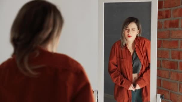 Happy yound femme habiller près du miroir — Video