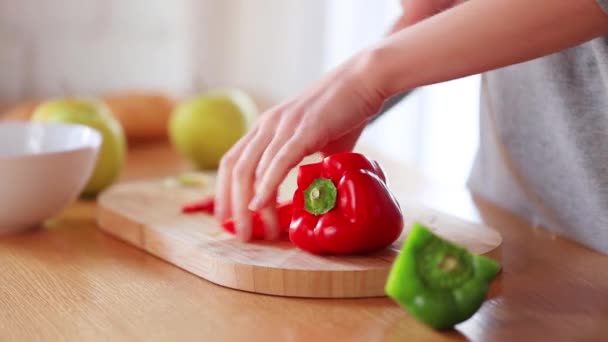 Corte feminino com uma faca pimenta na cozinha — Vídeo de Stock