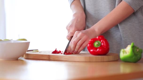 Coupe féminine avec un couteau poivre à la cuisine — Video