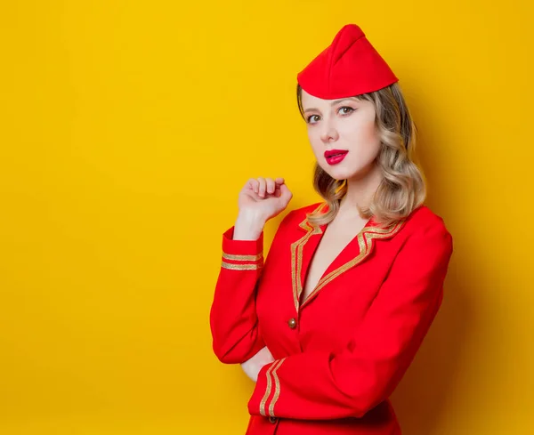 Portret Van Charmante Vintage Stewardess Rode Uniform Dragen Geïsoleerd Gele — Stockfoto