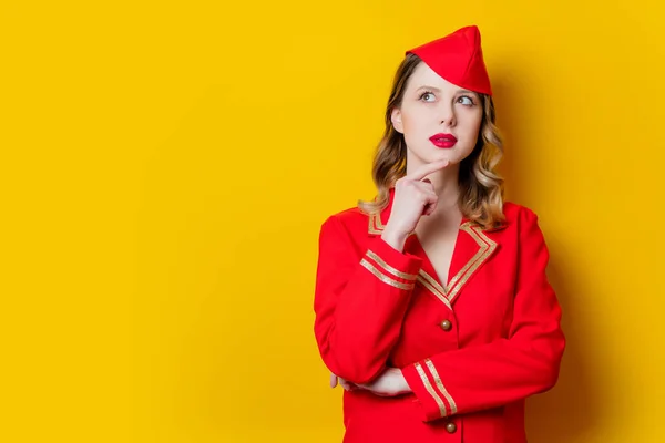 Porträt Einer Charmanten Stewardess Roter Uniform Isoliert Auf Gelbem Hintergrund — Stockfoto