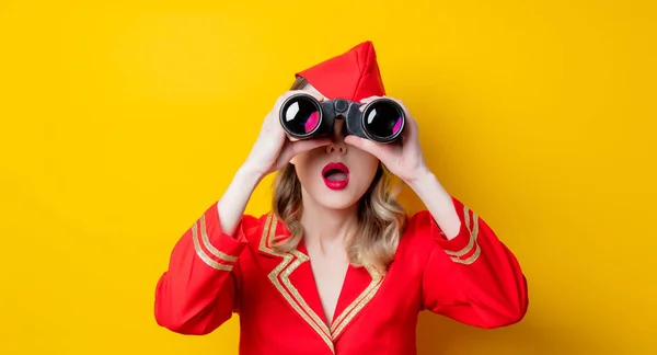 Retrato Una Encantadora Azafata Vintage Con Uniforme Rojo Prismáticos Aislado —  Fotos de Stock