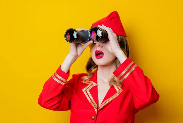 Porträt Einer Charmanten Stewardess Roter Uniform Mit Fernglas Isoliert Auf — Stockfoto