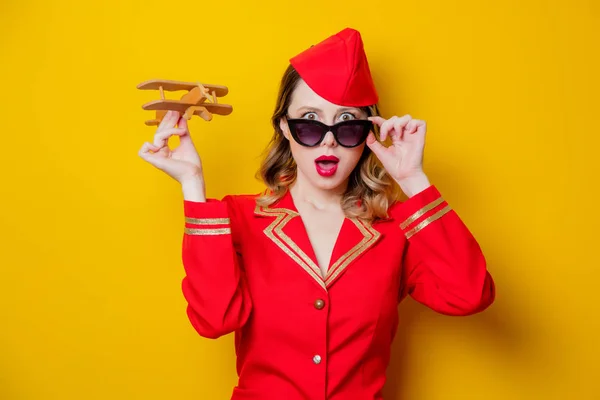 Ritratto Affascinante Hostess Vintage Uniforme Rossa Occhiali Sole Con Aeroplano — Foto Stock