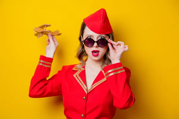 Ritratto Affascinante Hostess Vintage Uniforme Rossa Occhiali Sole Con Aeroplano — Foto Stock