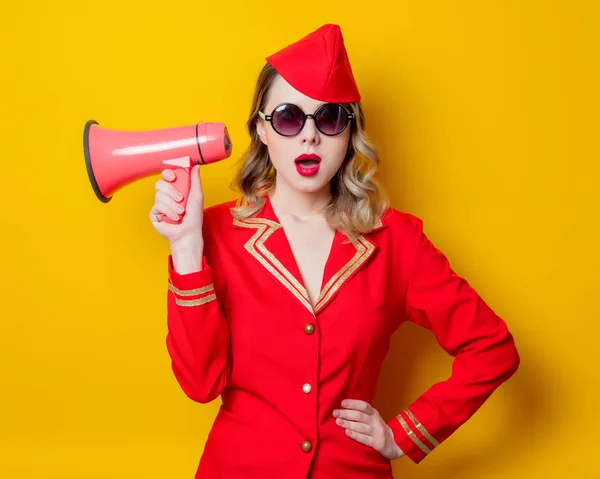 Portrét Okouzlující Retro Letuška Nosit Červené Jednotné Megafon Izolované Žlutém — Stock fotografie