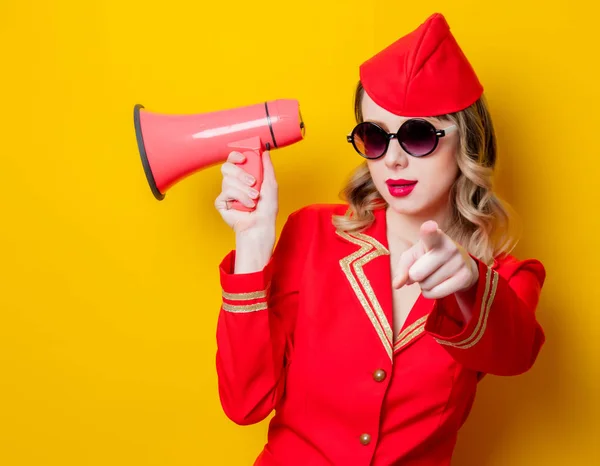 Retrato Una Encantadora Azafata Vintage Con Uniforme Rojo Megáfono Aislado —  Fotos de Stock