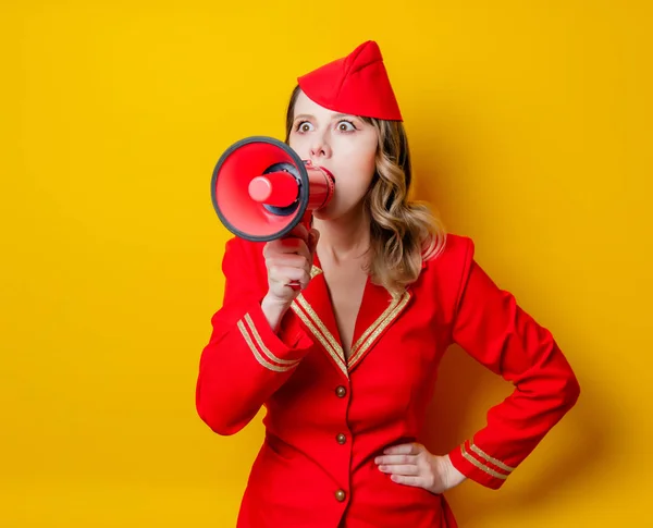 Porträt Einer Charmanten Stewardess Roter Uniform Mit Megafon Isoliert Auf — Stockfoto