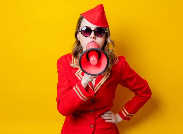 Retrato Una Encantadora Azafata Vintage Con Uniforme Rojo Megáfono Aislado —  Fotos de Stock