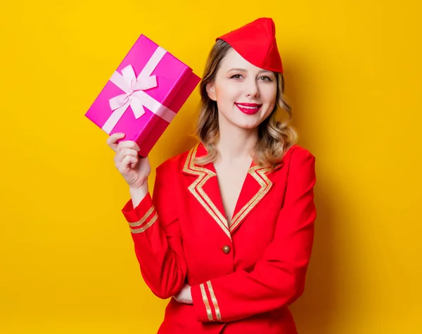 Retrato Una Encantadora Azafata Vintage Vestida Con Uniforme Rojo Con —  Fotos de Stock