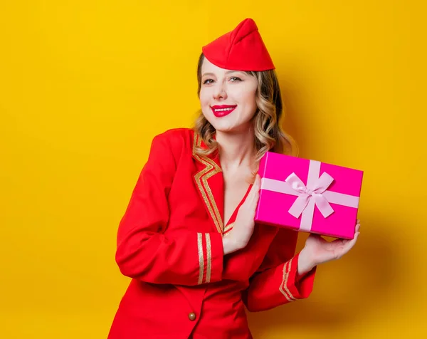 Retrato Aeromoça Vintage Encantador Vestindo Uniforme Vermelho Com Caixa Ajuste — Fotografia de Stock