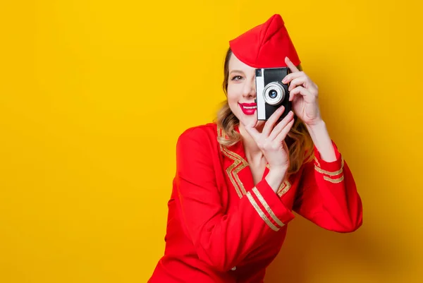 Retrato Una Encantadora Azafata Vintage Con Uniforme Rojo Cámara Fotográfica —  Fotos de Stock