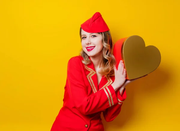 Portret Uroczy Vintage Stewardessa Ubrany Czerwony Jednolite Serca Kształcie Wakacje — Zdjęcie stockowe