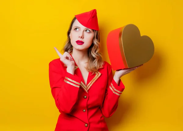 Retrato Encantadora Azafata Vintage Con Uniforme Rojo Con Caja Encaje —  Fotos de Stock