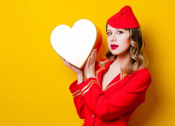 Porträt Einer Charmanten Vintage Stewardess Roter Uniform Mit Herzförmiger Urlaubskiste — Stockfoto