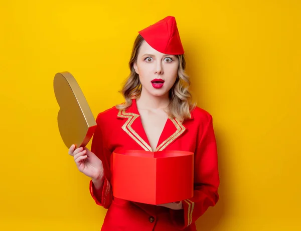 Porträt Einer Charmanten Vintage Stewardess Roter Uniform Mit Herzförmiger Urlaubskiste — Stockfoto