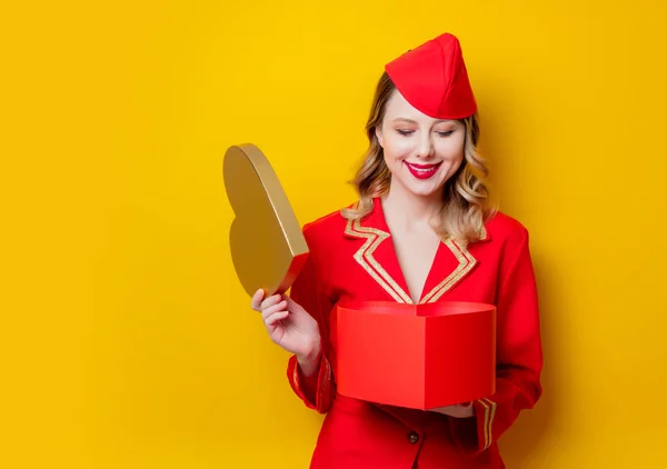 Retrato Aeromoça Vintage Encantador Vestindo Uniforme Vermelho Com Forma Coração — Fotografia de Stock